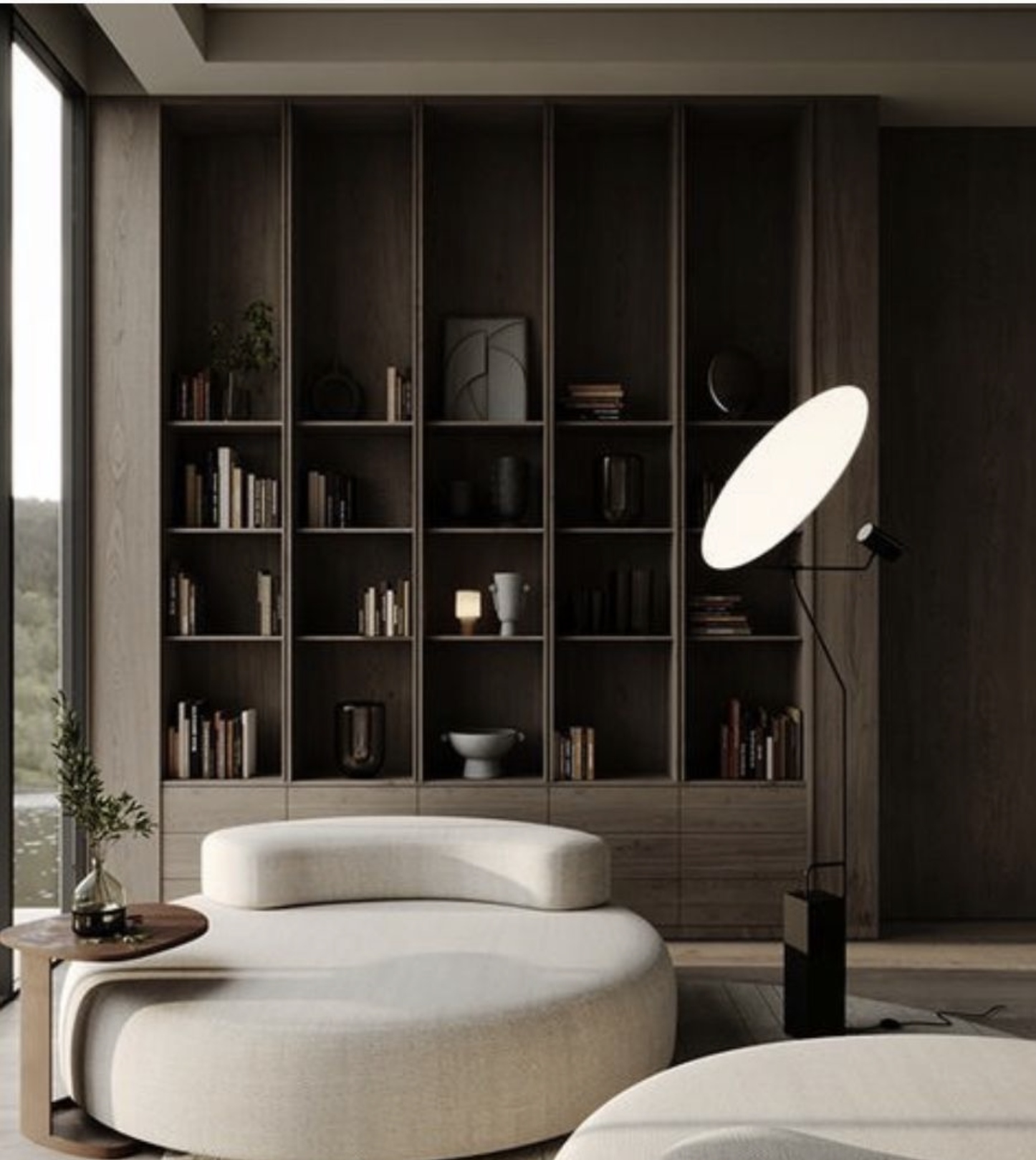 חלל מגורים מינימליסטי בגוונים חמים עם ספה בהירה, קירות טבעיים וקווים נקיים.